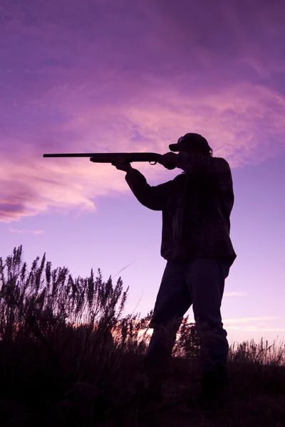 Gün batımında av tüfeğiyle avcı — Stok fotoğraf