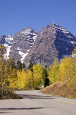 Road to Maroon Bells in Fall