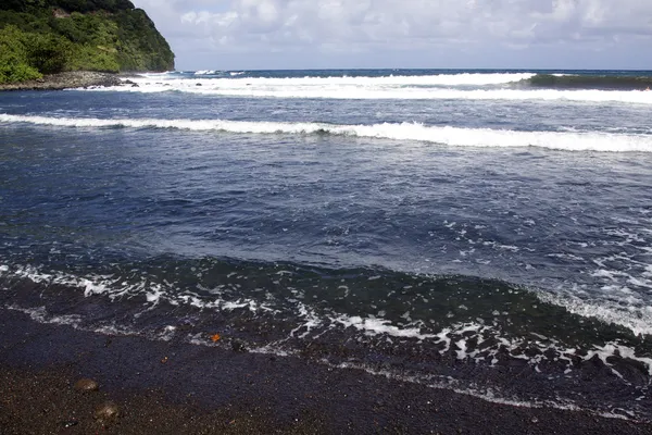 Fale na plaży z czarnym piaskiem — Zdjęcie stockowe