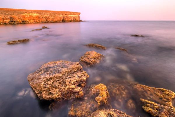 Červené kameny na pobřeží moře Stock Snímky