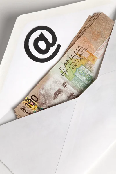 E-Mail and Canadian dollar — Stockfoto