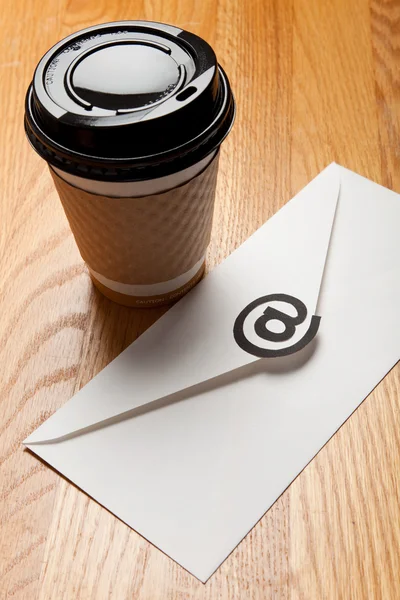 Šálek kávy a e-mail — Stock fotografie