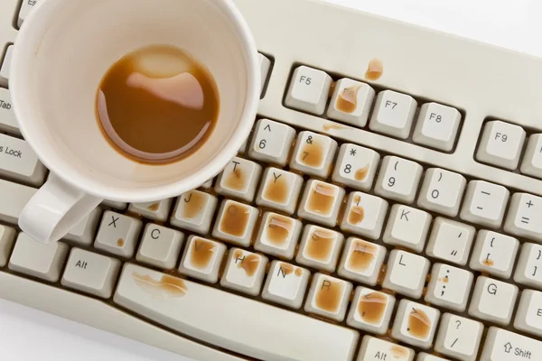 Kávé és sérült számítógép billentyűzet — Stock Fotó