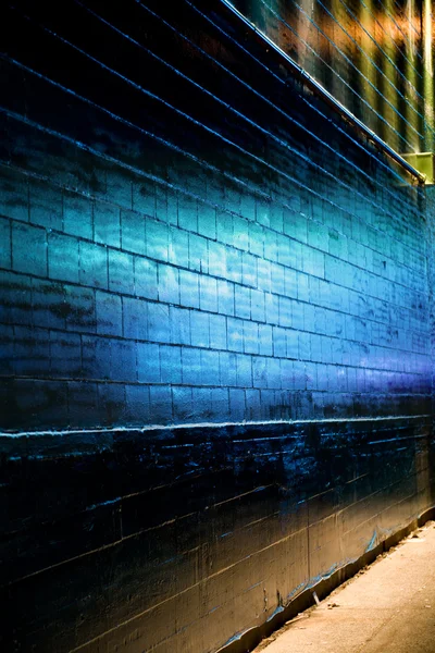 Blauw licht reflecteren over bakstenen muur — Stockfoto