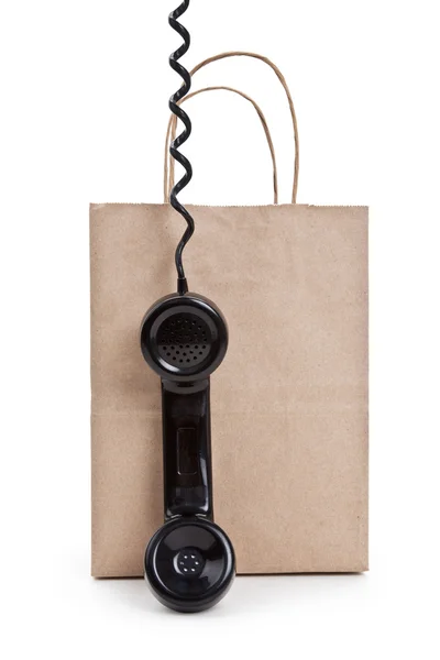 茶色の紙のショッピング バッグや電話 — ストック写真