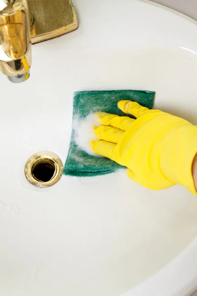 Tisztítás fürdőszoba csempe mosdótál — Stock Fotó