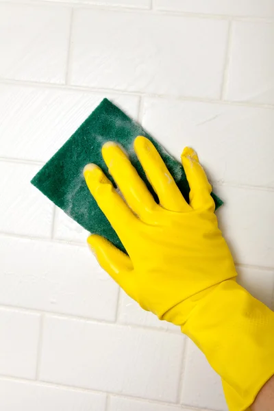 Tisztítás fürdőszoba csempe fal Stock Kép