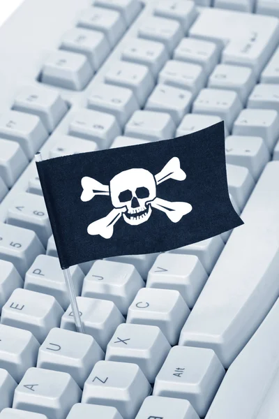 Pirátská vlajka a počítačové klávesnice — Stock fotografie