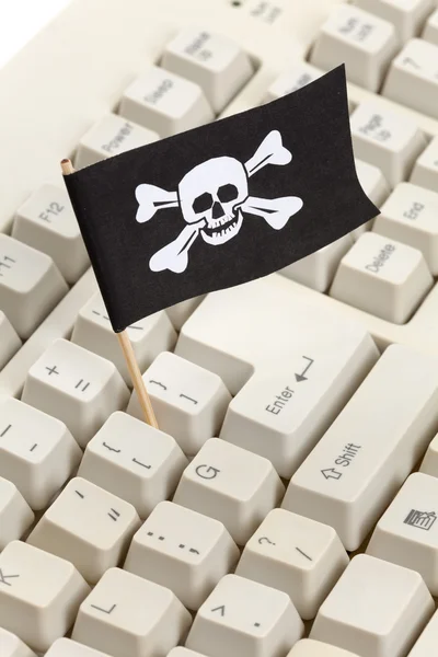 Bandiera pirata e tastiera del computer — Foto Stock