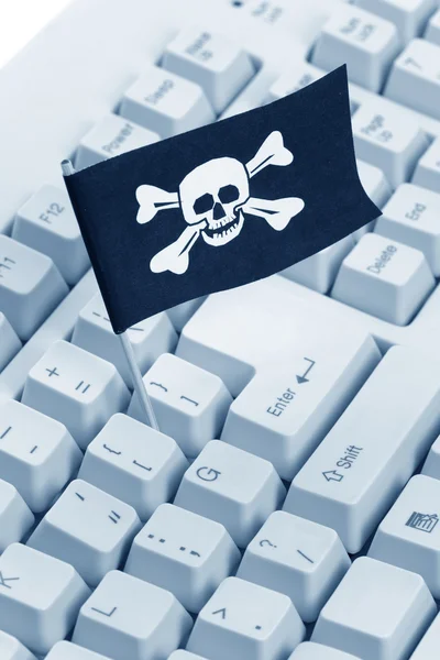 Bandeira pirata e teclado do computador — Fotografia de Stock