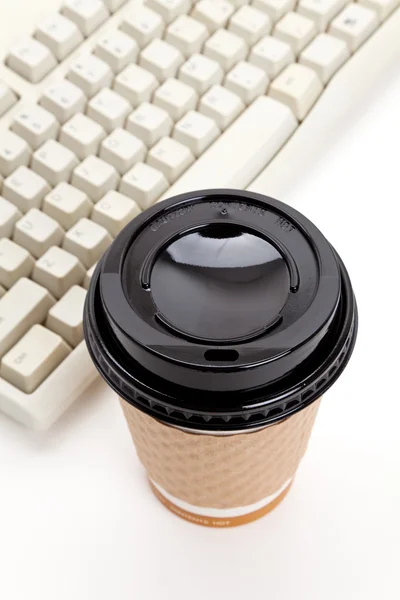 Kawa filiżanki i komputer klawiatury — Zdjęcie stockowe