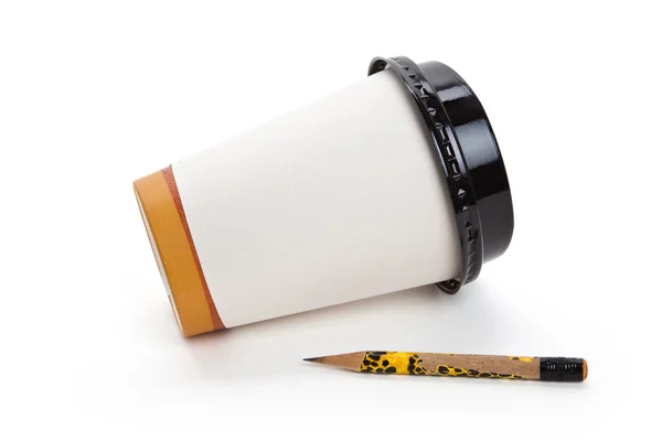 Filiżanka kawy jednorazowe i ołówek — Zdjęcie stockowe