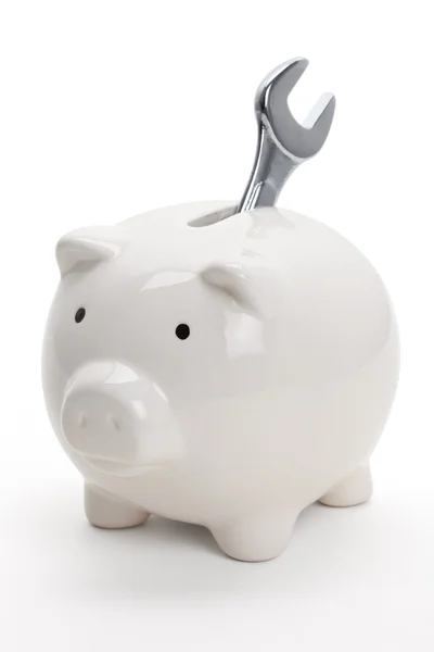 Piggy bank en moersleutel — Stockfoto
