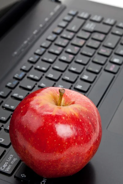 Bilgisayar klavye ve Kırmızı elma — Stok fotoğraf