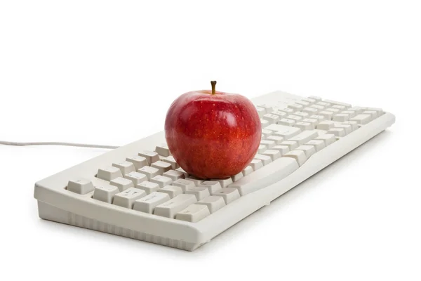 Tastiera per computer e mela rossa — Foto Stock