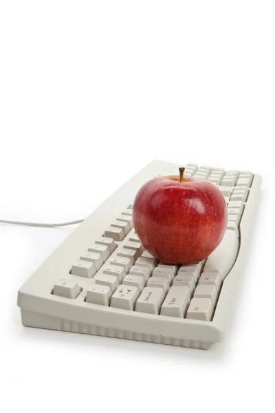 Teclado de ordenador y manzana roja —  Fotos de Stock