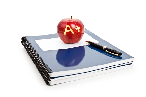 Rødt eple og lærebok – stockfoto