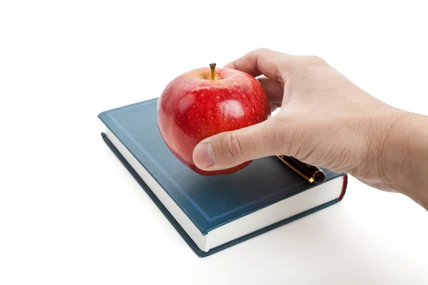 Rött äpple och bok — Stockfoto