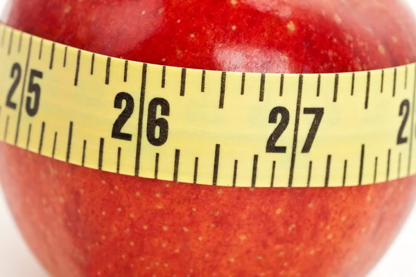 Rött äpple och måttband — Stockfoto