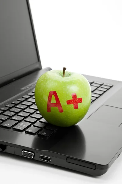 Zelené jablko a laptop — Stock fotografie