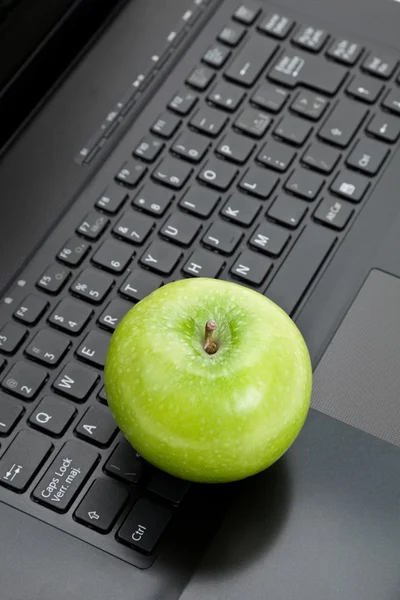 Yeşil elma ve dizüstü — Stok fotoğraf