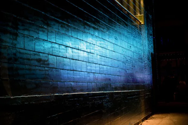 Blauw licht reflecteren over bakstenen muur — Stockfoto