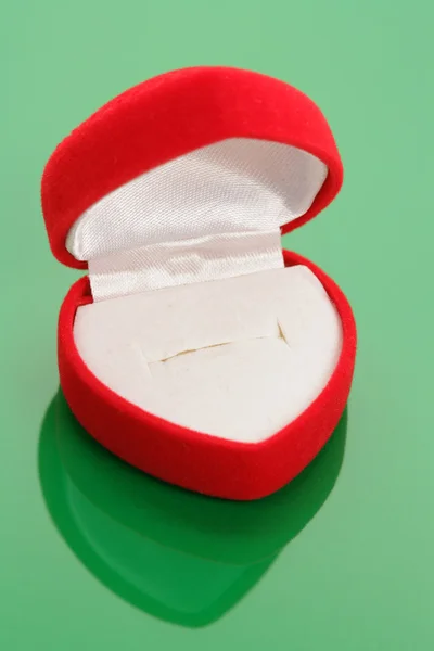 Caixa de jóias em forma de coração vermelho — Fotografia de Stock