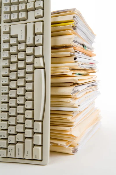 Dosya yığını ve bilgisayar klavye — Stok fotoğraf