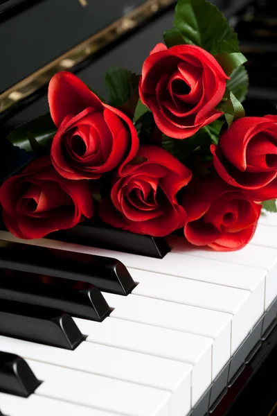 ピアノのキーとバラ — ストック写真