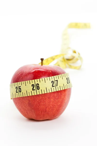 Czerwone jabłko i centymetrem — Zdjęcie stockowe