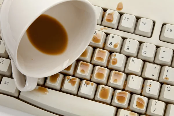 Café y teclado de ordenador dañado — Foto de Stock