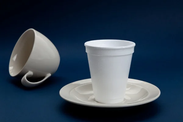 Tek kullanımlık bardak ve kahve fincanı — Stok fotoğraf