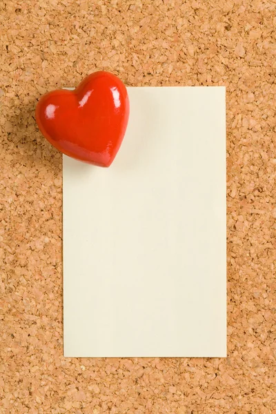 Corazón rojo y almohadilla de notas — Foto de Stock