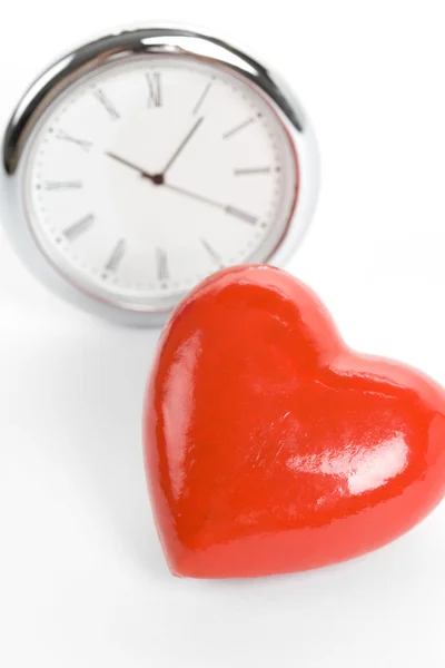 Uhr und rotes Herz — Stockfoto