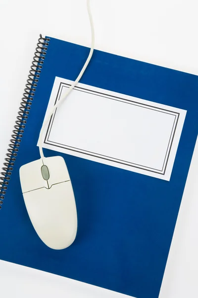 Libro de texto de la escuela azul y ratón de ordenador — Foto de Stock