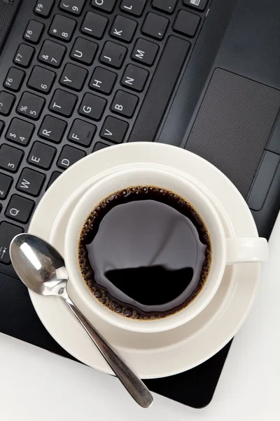 Filiżanka kawy i komputer — Zdjęcie stockowe