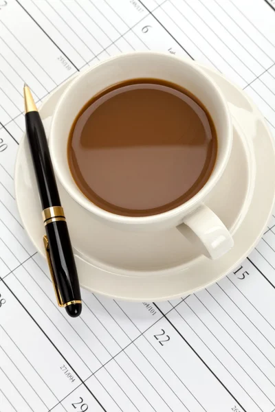 Šálek kávy a kalendář — Stock fotografie