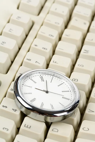 Relógio e computador Teclado — Fotografia de Stock