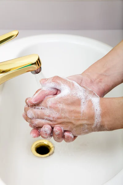 Tvätta händerna — Stockfoto