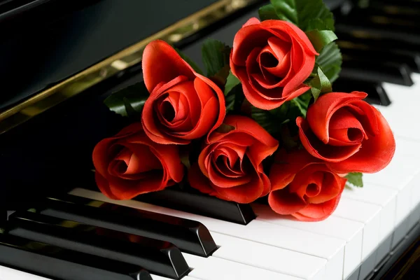Klavierschlüssel und Rose — Stockfoto
