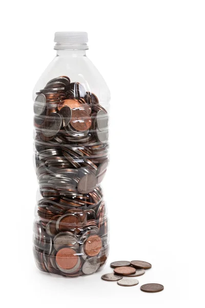 Garrafa de plástico e moedas — Fotografia de Stock