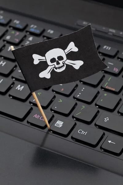 Bandera pirata y teclado de ordenador — Foto de Stock
