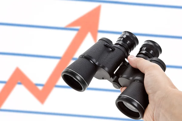 黑色双筒望远镜和市场图表 — 图库照片