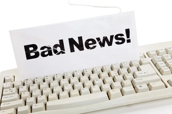 Плохие новости и клавиатура компьютера — стоковое фото