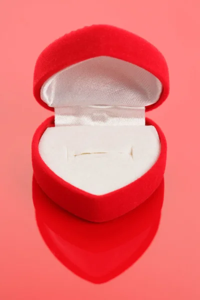 Boîte à bijoux en forme de coeur rouge — Photo
