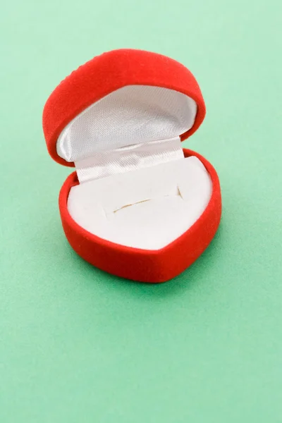 Caixa de jóias em forma de coração vermelho — Fotografia de Stock