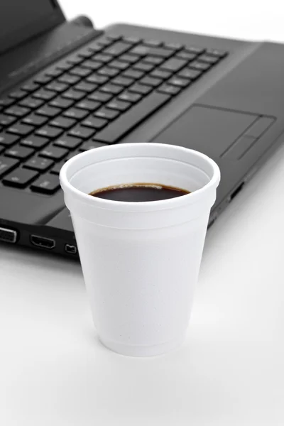 咖啡杯子和计算机 — 图库照片