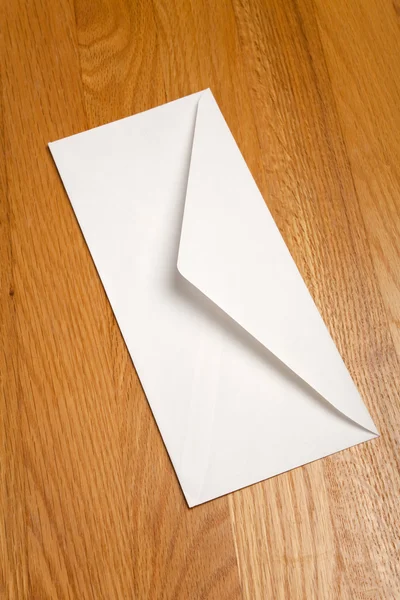 Білий конверт — стокове фото