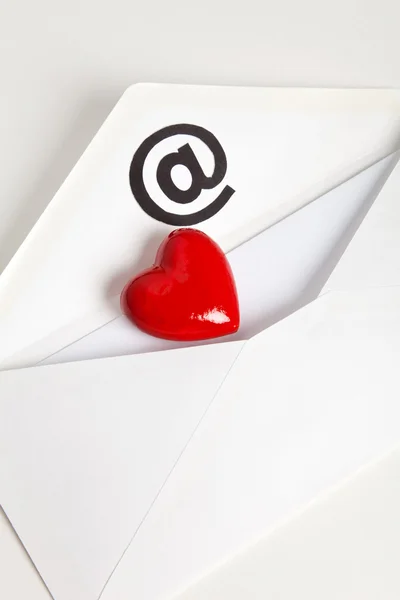 Červené srdce tvar a e-mail — Stock fotografie