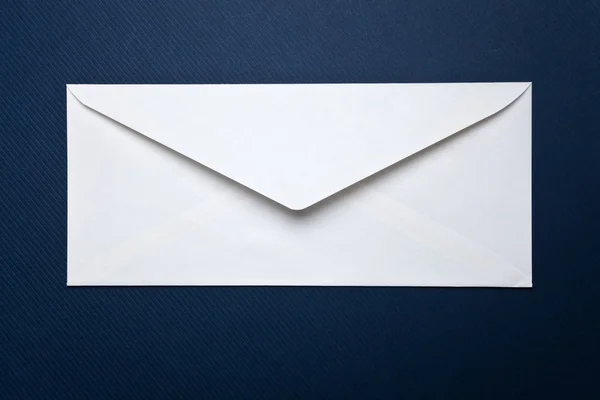 Белый конверт — стоковое фото